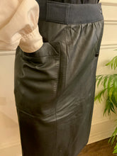 Load image into Gallery viewer, Vintage Black ‘Notice’ Skirt with Large Pockets (Size 42)
