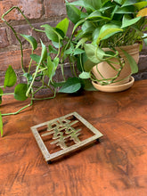 Load image into Gallery viewer, Brass Trivet