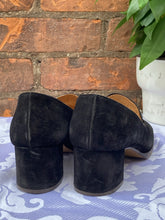 Load image into Gallery viewer, Incredible Vintage Black Suede 40s Style Pumps