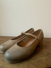 Load image into Gallery viewer, Pre-Loved Tan Block Tap Shoes (Size 5.5)