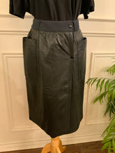 Load image into Gallery viewer, Vintage Black ‘Notice’ Skirt with Large Pockets (Size 42)