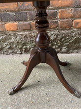 Load image into Gallery viewer, Stunning Antique Small Duncan Phyfe Coffee Table