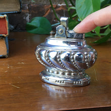Load image into Gallery viewer, Beautiful Vintage Table Lighter