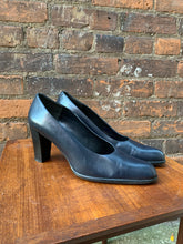 Load image into Gallery viewer, Vintage Black Leather Heels Made in Italy (Size 40)